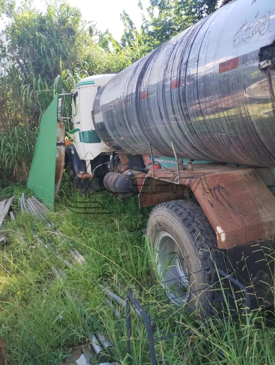 LOTE 037 - TANQUE DE INOX DE CINCO MIL LITROS