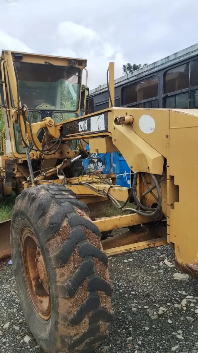 LOTE 001 - MOTONIVELADORA CATERPILLAR 120H 2849 ANO/MODELO 2003 