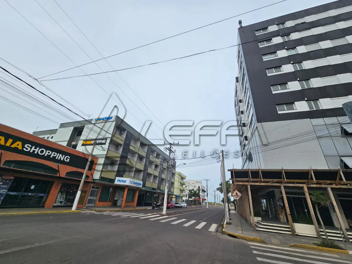 LOTE 001 - UM APARTAMENTO NÚMERO 402 DO ED. RESIDENCIAL E COMERCIAL MIAMI PALACE, E BOX DE GARAGEM NÚMERO 101 DO MESMO EDIFÍCIO