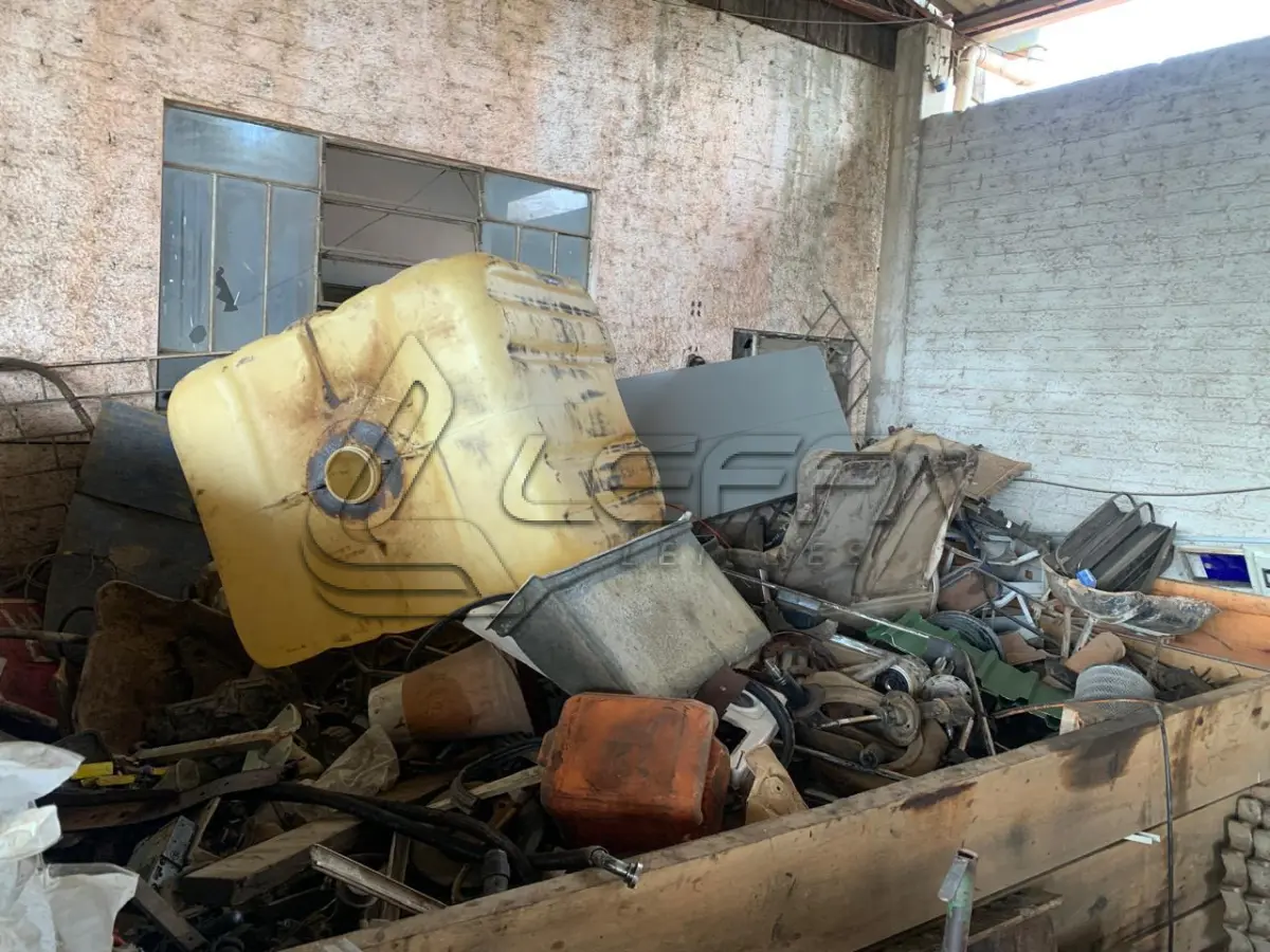 LOTE 032 - SUCATAS DE FERRO