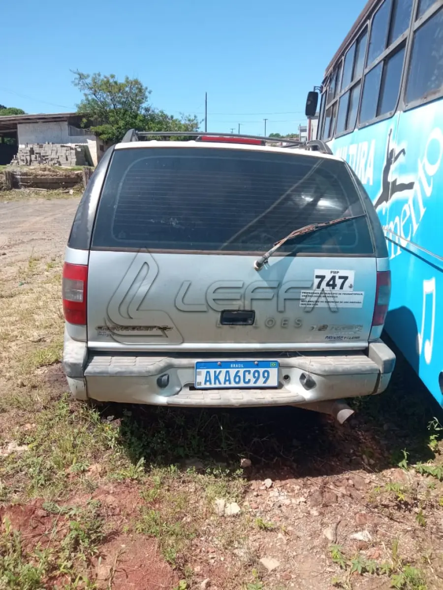 LOTE 019 - UM VEÍCULO GM BLAZER, ANO E MODELO 2001, PLACAS AKA-6C99 