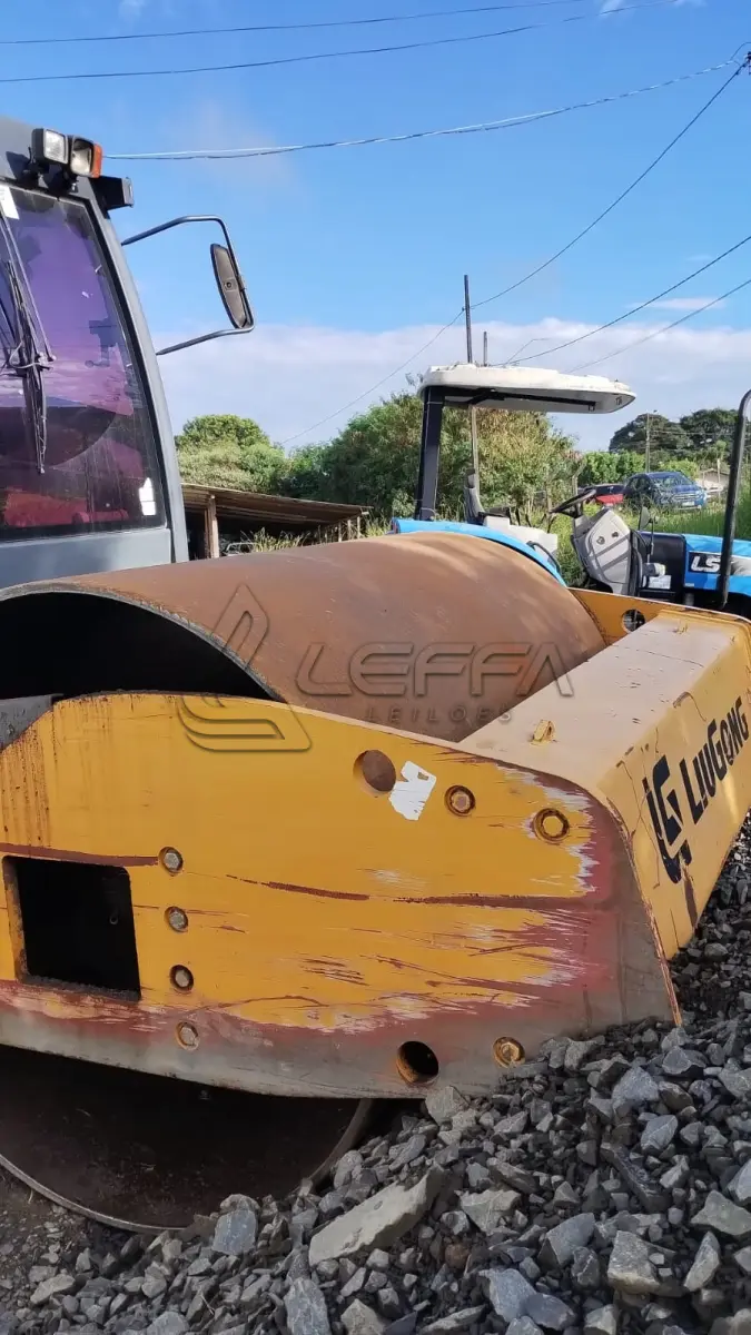 LOTE 002 - ROLO COMPACTADOR LIUGONG 6612 E KIT PATA ANO/MODELO 2019
