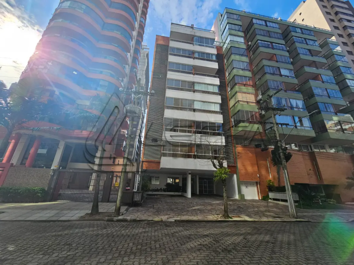 LOTE 001 - APARTAMENTO número 403 (quatrocentos e três) do Edifício ILHA DE PORTO SANTO, no BLOCO "A", sito à Rua Alexandrino de Alencar, número 325 em Torres RS
