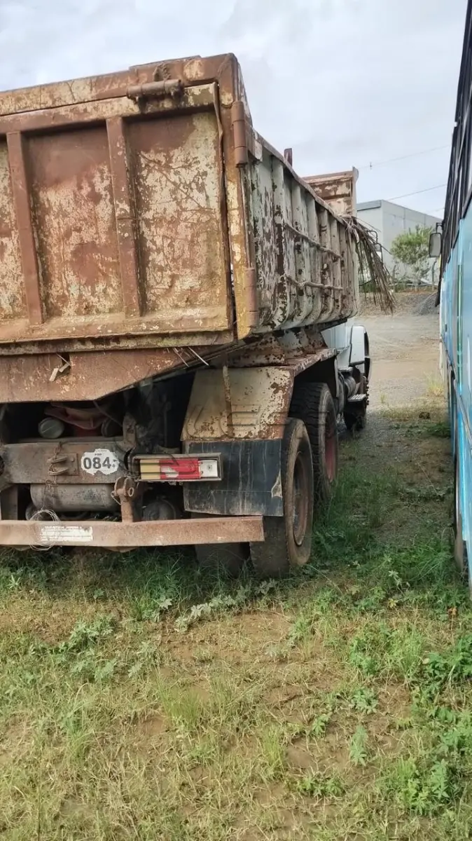 LOTE 041 - UM CAMINHÃO MERCEDES BENZ L 1620 ANO/MODELO 2002, PLACAS AKM-5866
