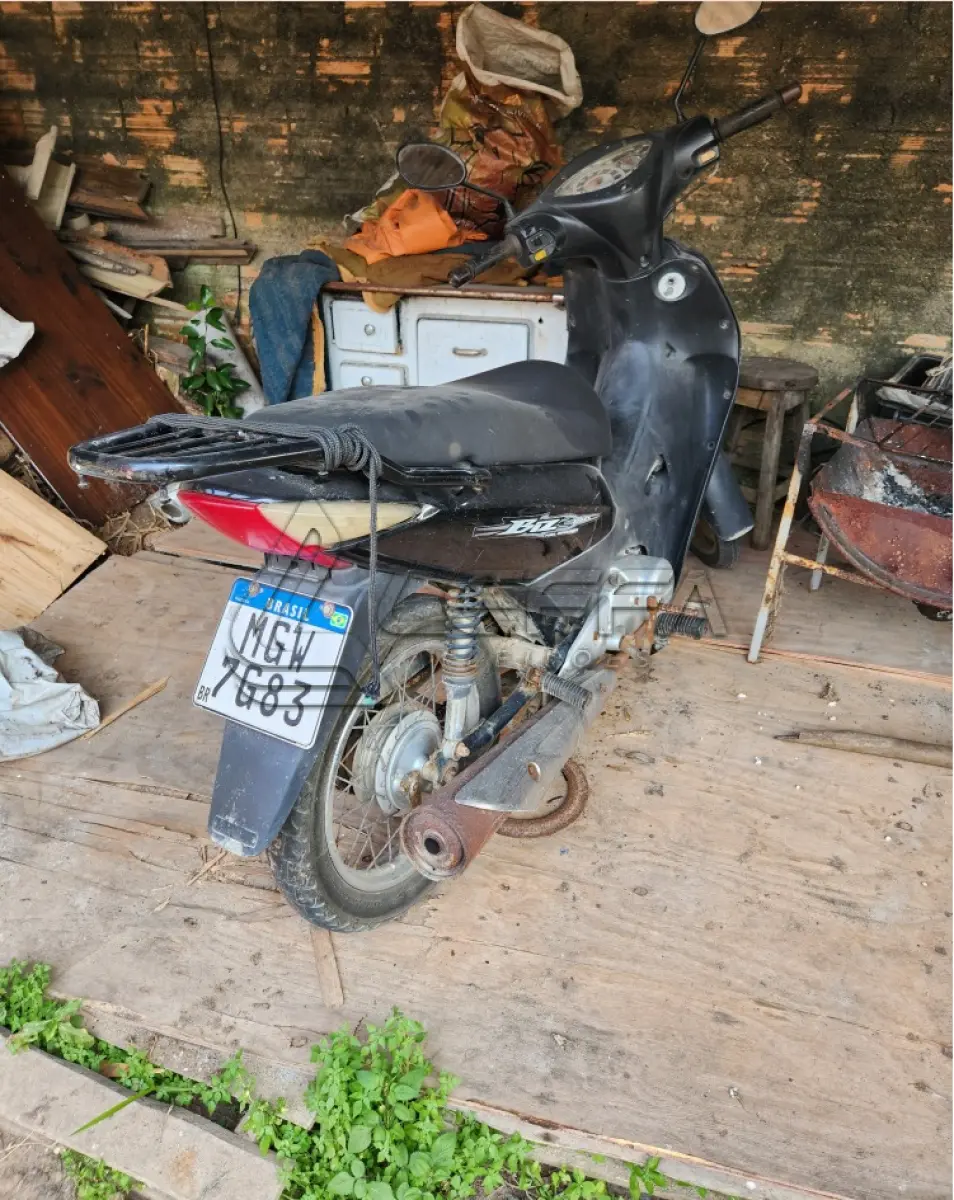 LOTE 004 - Um veículo motoneta HONDA/BIZ 125 ES (Nacional), a gasolina, cor  preta, ano/modelo 2009/2009, placa  MGW7G83