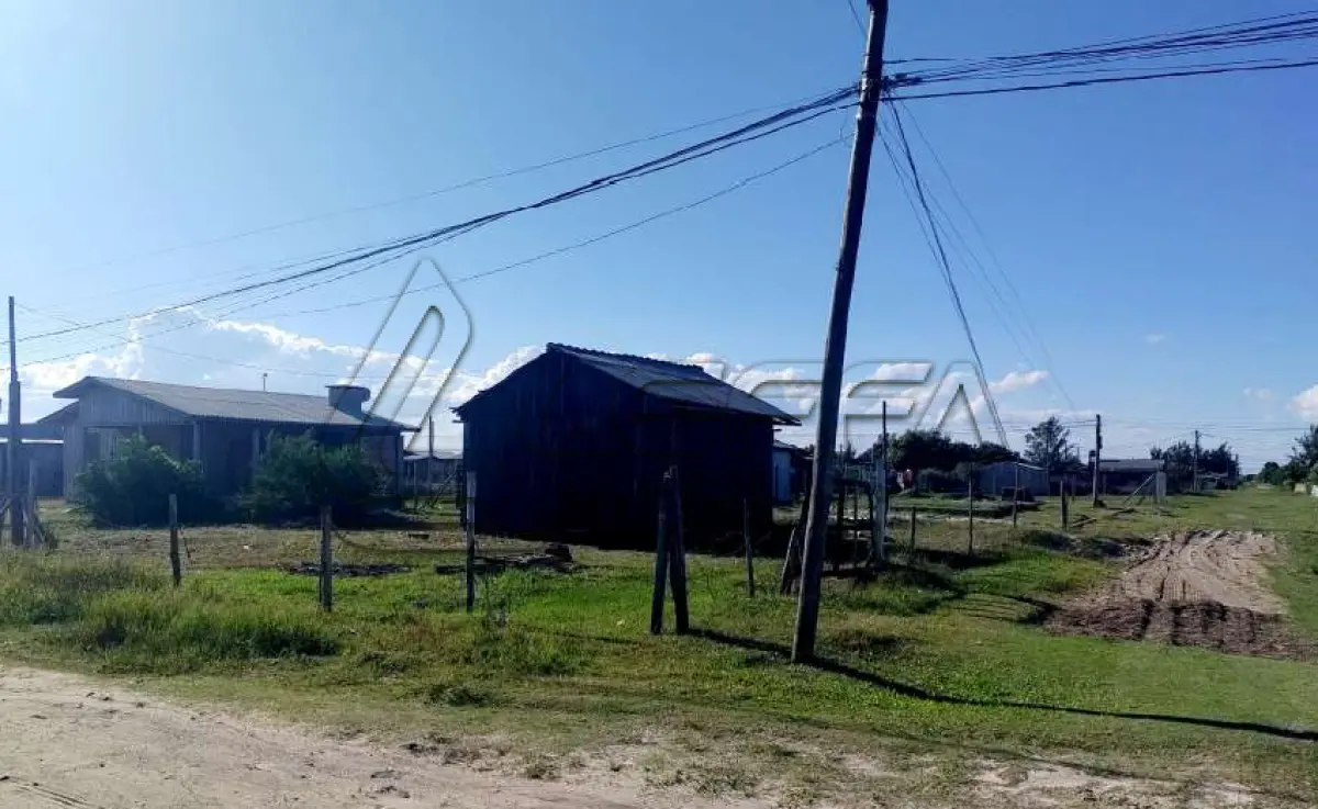 LOTE 001 - UMA CASA DE MADEIRA, DE ESQUINA, (NÃO AVERBADA NA MATRÍCULA) CONSTRUÍDA SOBRE O LOTE N°1 DA QUADRA F-14, BALNEÁRIO MAGISTÉRIO, NO MUNICÍPIO DE BALNEÁRIO PINHAL/RS