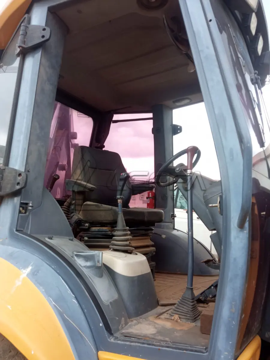 LOTE 024 - RETROESCAVADEIRA XCMG 103 5 HP ANO 2018 MODELO 2019