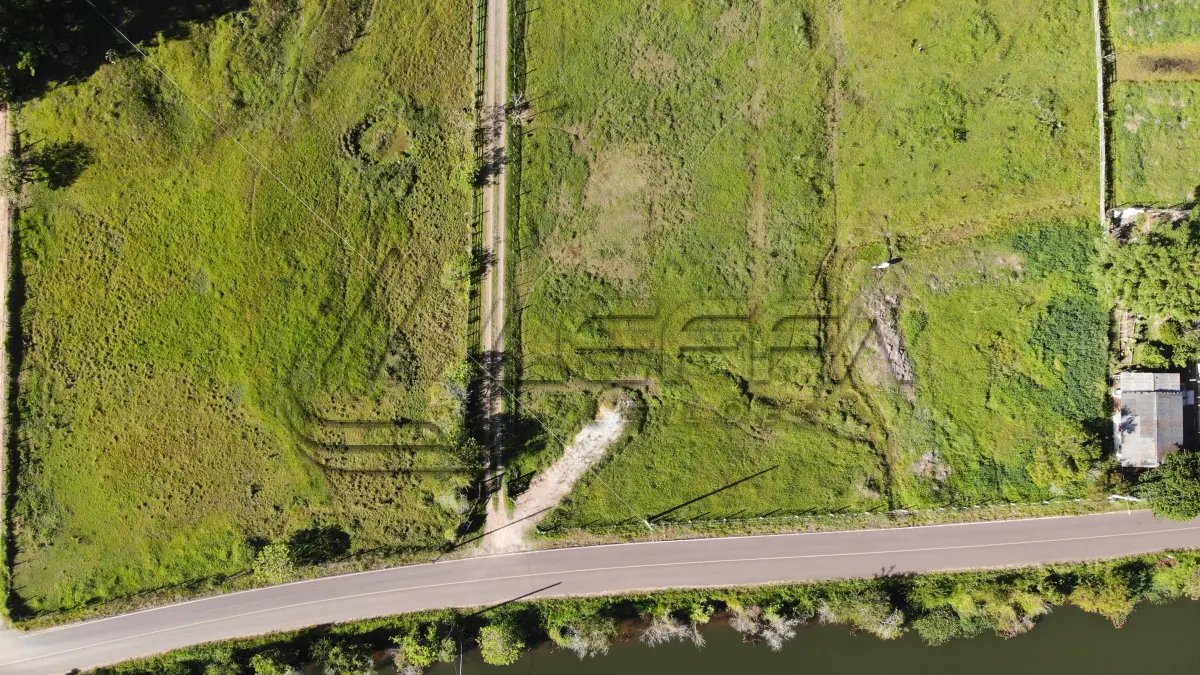 LOTE 001 - : UM TERRENO RURAL COM ÁREA SUPERFICIAL DE SETE MIL E DUZENTOS METROS QUADRADOS (7.200,00M²) SITUADO NO LUGAR DENOMINADO PASSO DO JOSÉ INÁCIO (TAMBÉM CONHECIDO COMO SALINAS), TORRES/RS