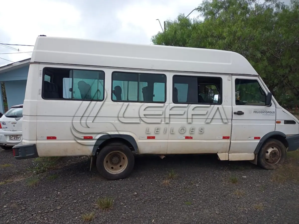 LOTE 043 - UM VEÍCULO FIAT IVECO D4012 MAXIVAN ANO E MODELO 2001, PLACAS AKM-7281