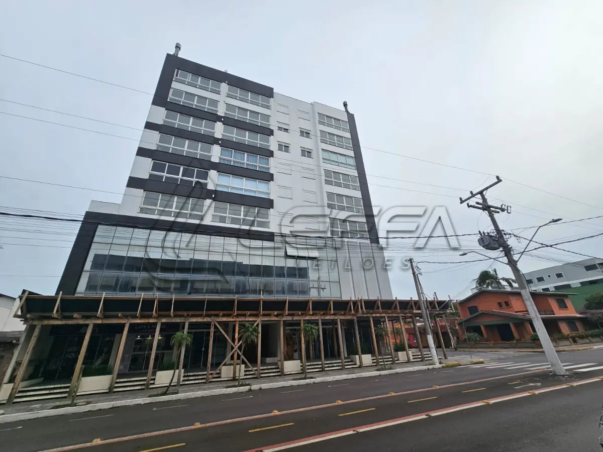 LOTE 001 - UM APARTAMENTO NÚMERO 402 DO ED. RESIDENCIAL E COMERCIAL MIAMI PALACE, E BOX DE GARAGEM NÚMERO 101 DO MESMO EDIFÍCIO