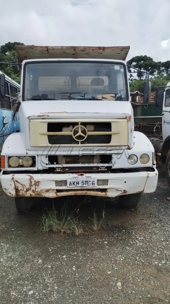 LOTE 041 - UM CAMINHÃO MERCEDES BENZ L 1620 ANO/MODELO 2002, PLACAS AKM-5866
