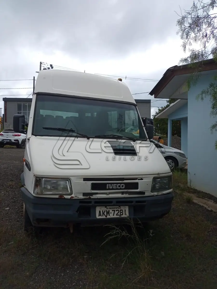 LOTE 043 - UM VEÍCULO FIAT IVECO D4012 MAXIVAN ANO E MODELO 2001, PLACAS AKM-7281