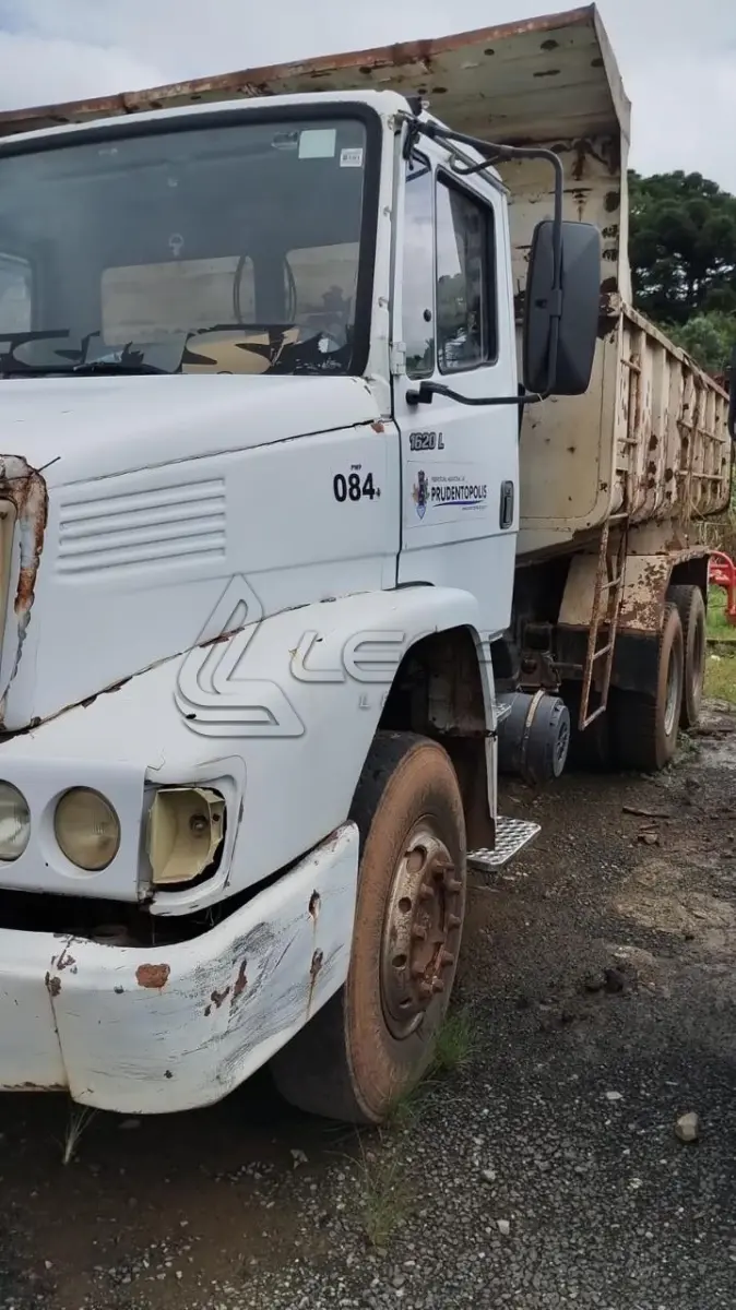 LOTE 041 - UM CAMINHÃO MERCEDES BENZ L 1620 ANO/MODELO 2002, PLACAS AKM-5866