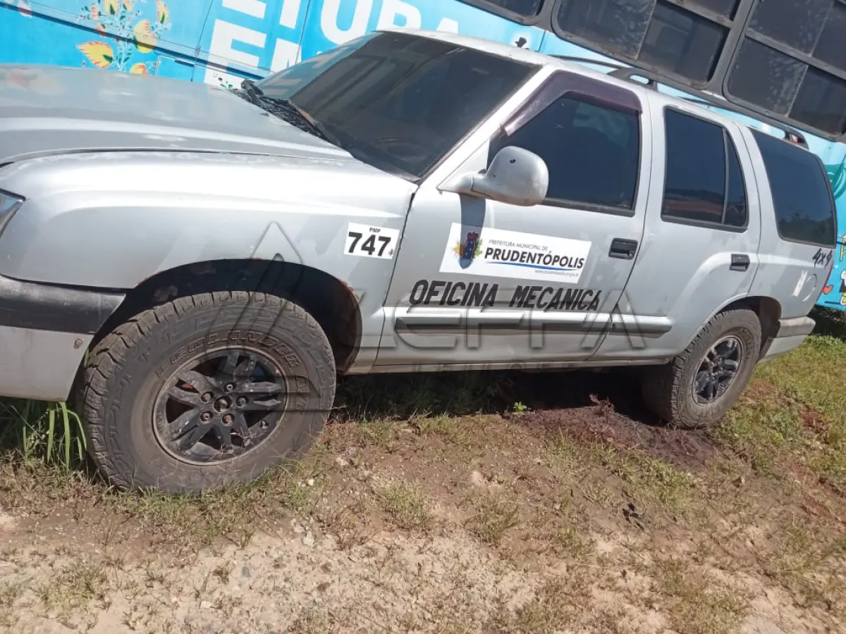 LOTE 019 - UM VEÍCULO GM BLAZER, ANO E MODELO 2001, PLACAS AKA-6C99 