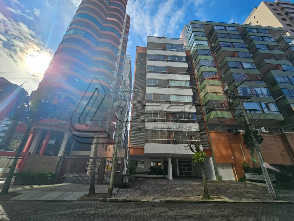 LOTE 001 - APARTAMENTO número 403 (quatrocentos e três) do Edifício ILHA DE PORTO SANTO, no BLOCO "A", sito à Rua Alexandrino de Alencar, número 325 em Torres RS