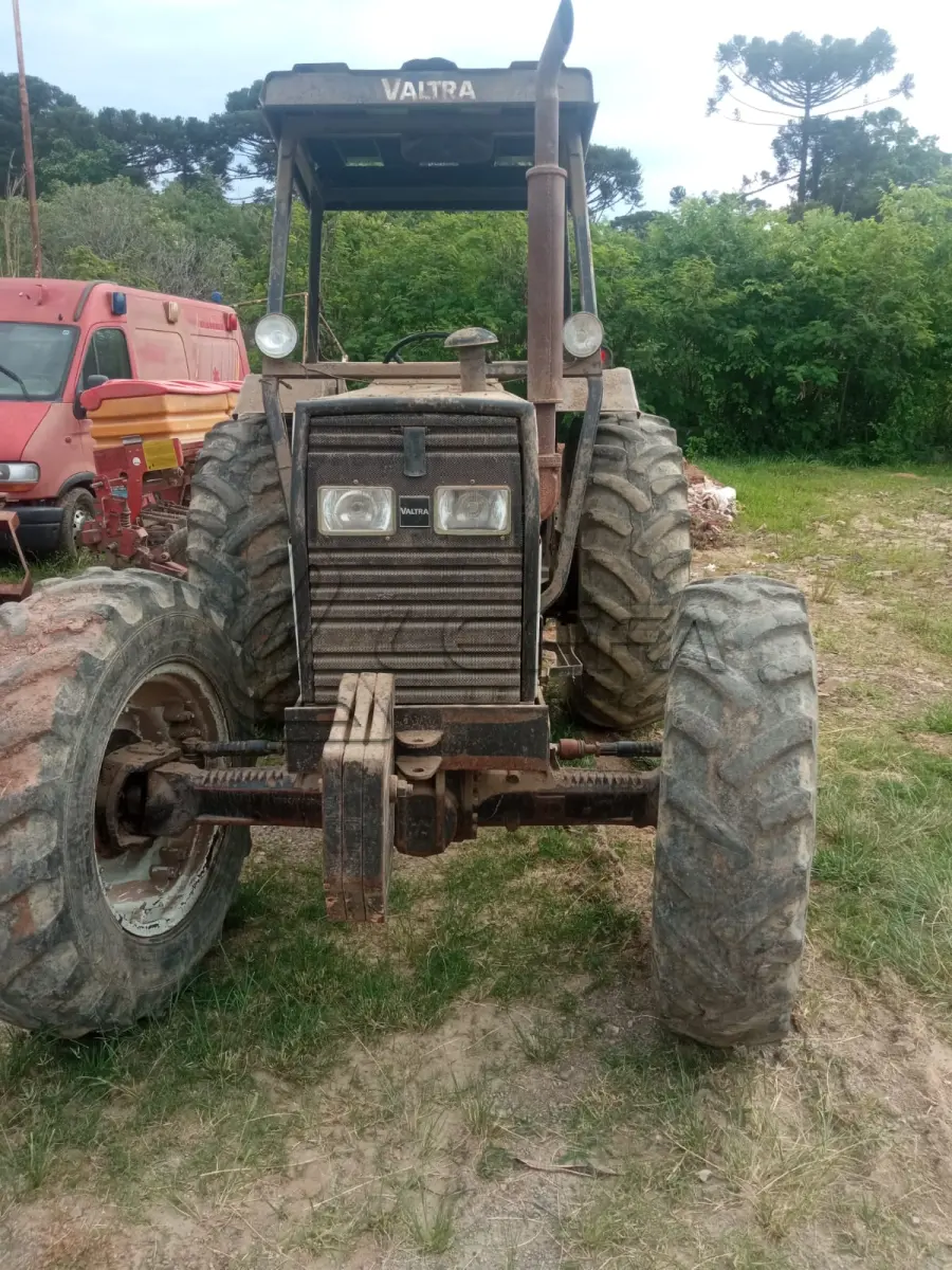 LOTE 023 - UM TRATOR VALTRA 75 VC 785CH 