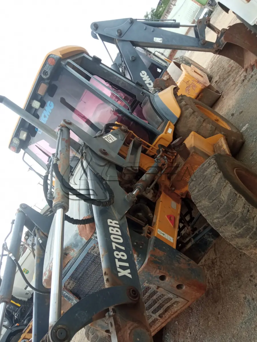 LOTE 024 - RETROESCAVADEIRA XCMG 103 5 HP ANO 2018 MODELO 2019