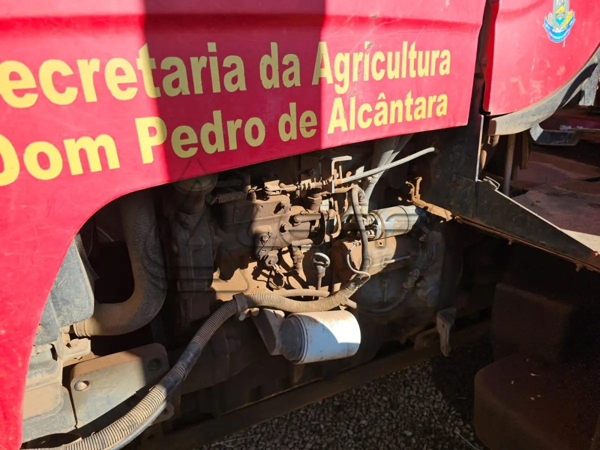 LOTE 008 - Trator Massey Ferguson