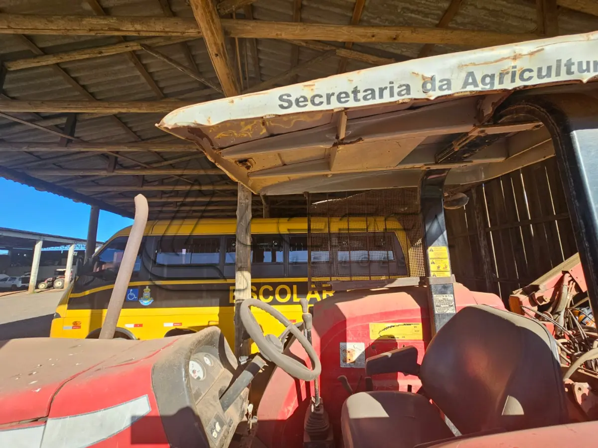 LOTE 008 - Trator Massey Ferguson