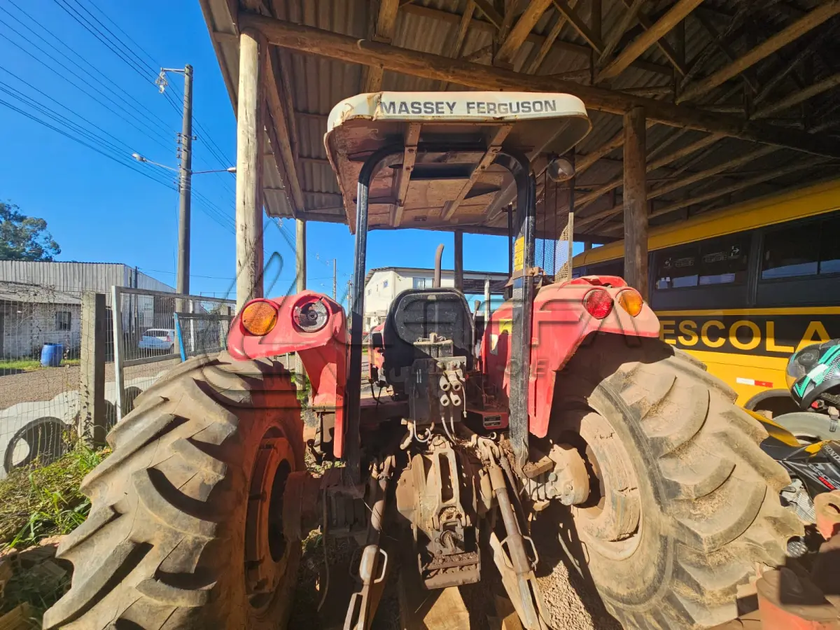 LOTE 008 - Trator Massey Ferguson