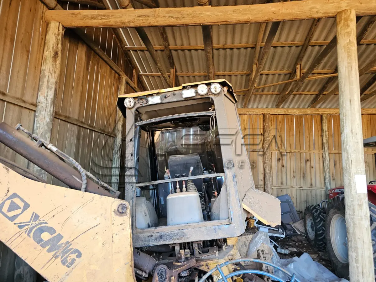 LOTE 007 - RETROESCAVADEIRA XT870BR