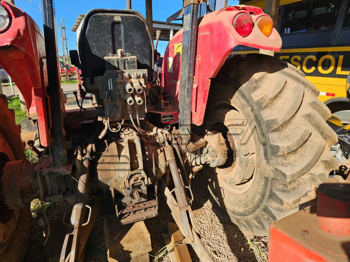 LOTE 008 - Trator Massey Ferguson