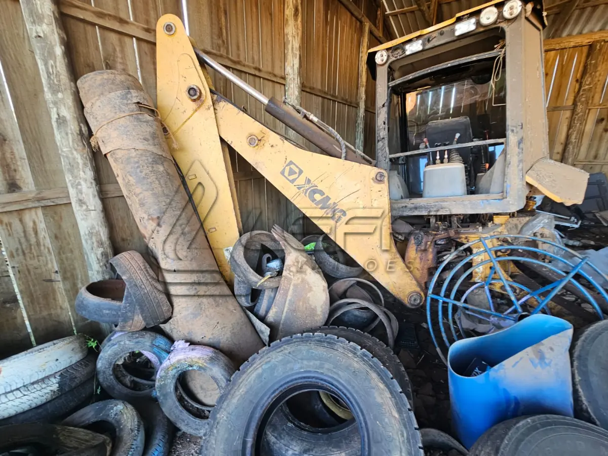 LOTE 007 - RETROESCAVADEIRA XT870BR