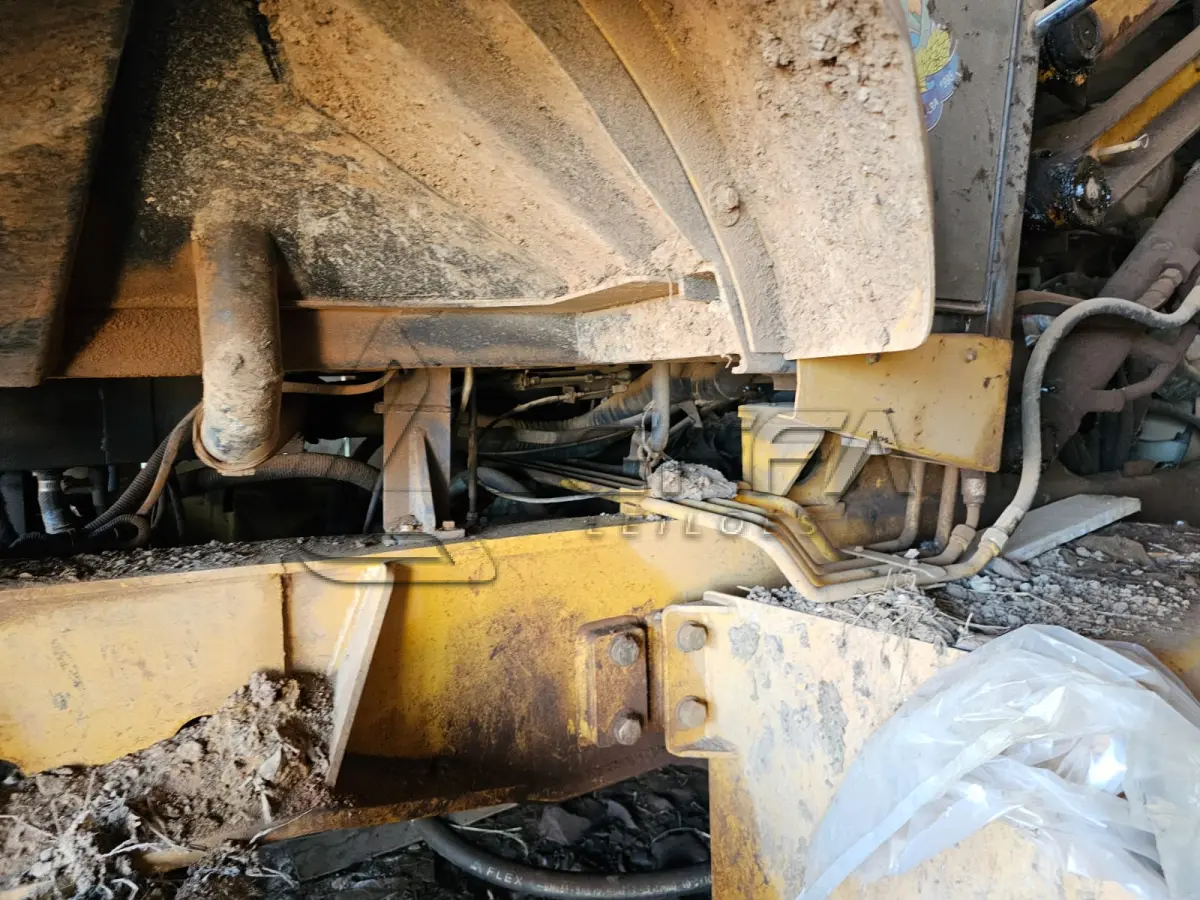LOTE 007 - RETROESCAVADEIRA XT870BR