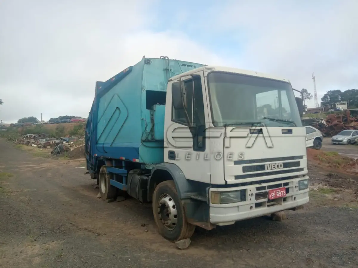LOTE 001 - UM CAMINHÃO COMPACTADOR DE LIXO, MARCA IVECO, MODELO  EUROCARGO 170E22, COR BRANCA, PLACAS ISF-8933, ANO/MODELO 2011/2011, RENAVAM 00344732479