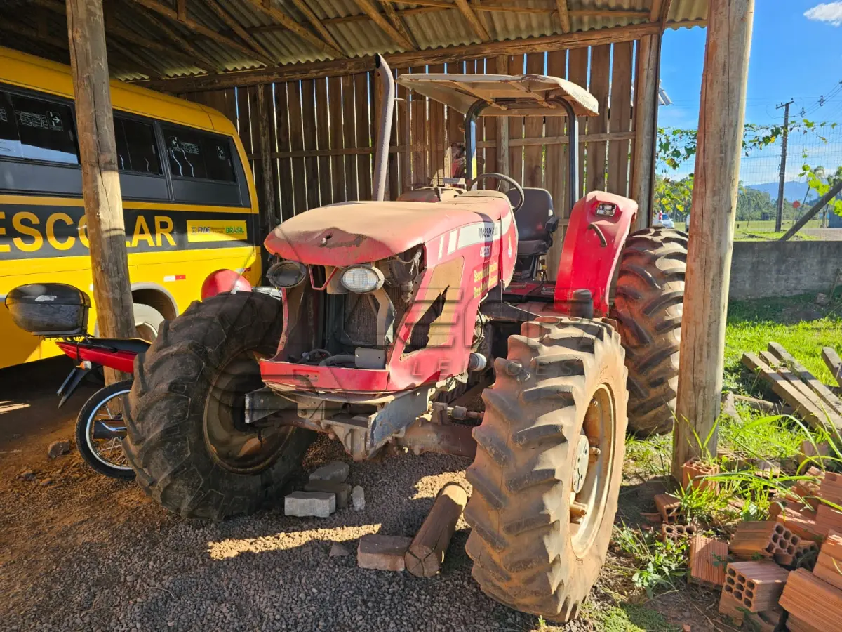 LOTE 008 - Trator Massey Ferguson
