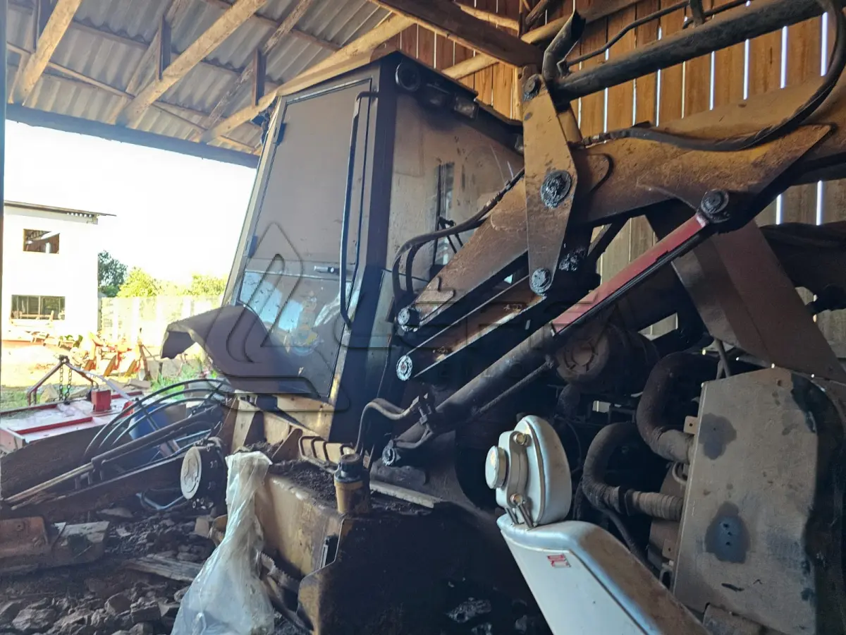 LOTE 007 - RETROESCAVADEIRA XT870BR