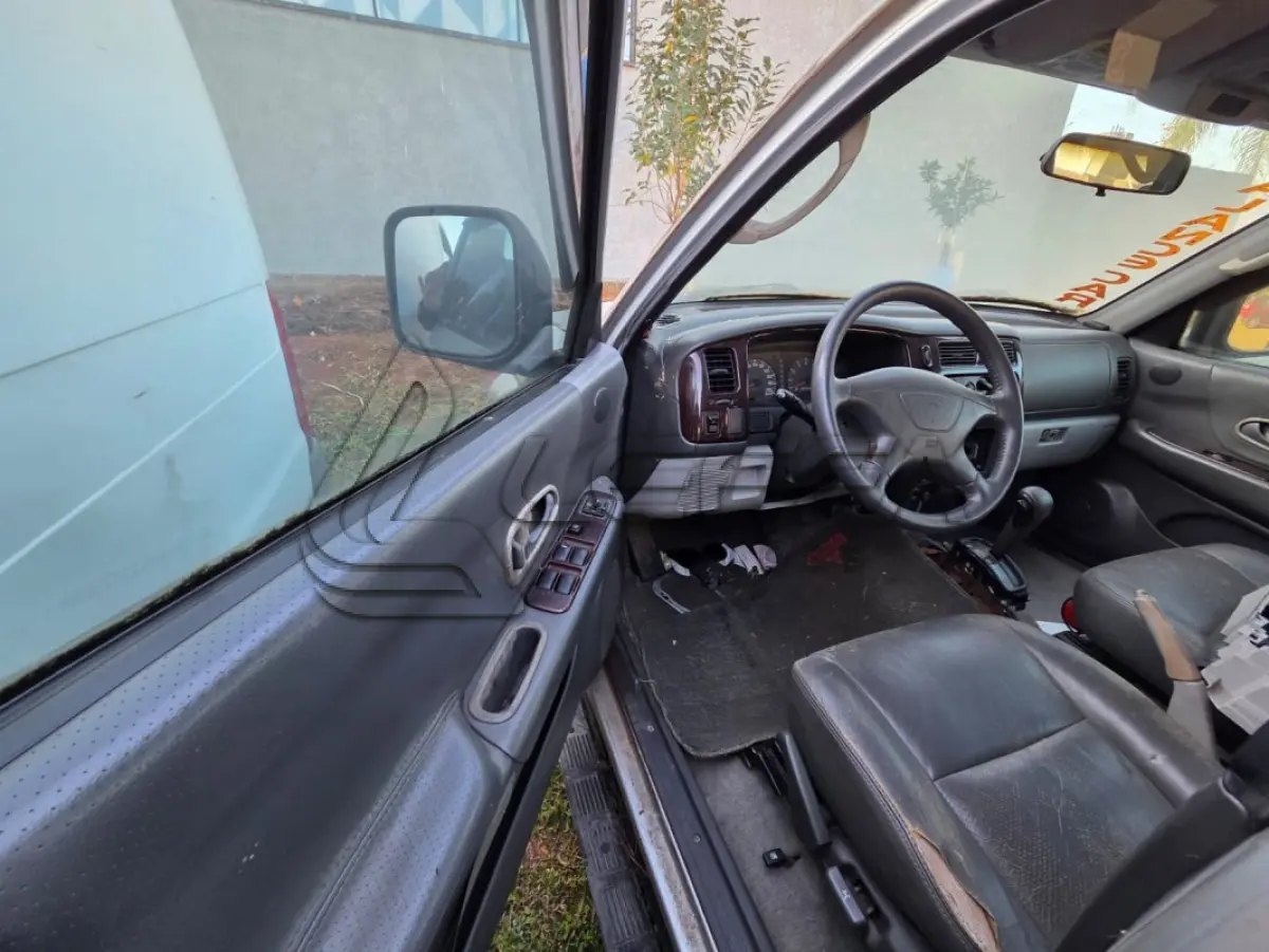 LOTE 001 - :I/MMC PAJERO SP. 4X4 SE, PLACAS IKQ1317, ANO/MODELO 2002, COR  PRATA, RENAVAM 781502578.