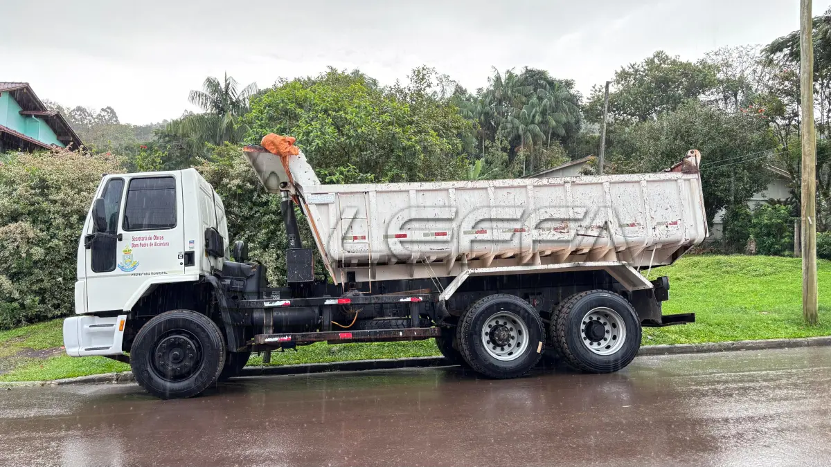 LOTE 004 - FORD/CARGO 2428 E Ano/modelo: 2011/2011