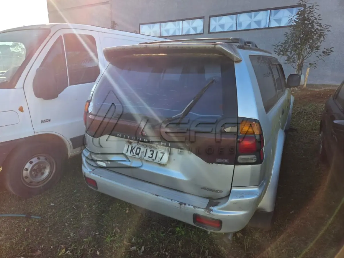 LOTE 001 - :I/MMC PAJERO SP. 4X4 SE, PLACAS IKQ1317, ANO/MODELO 2002, COR  PRATA, RENAVAM 781502578.
