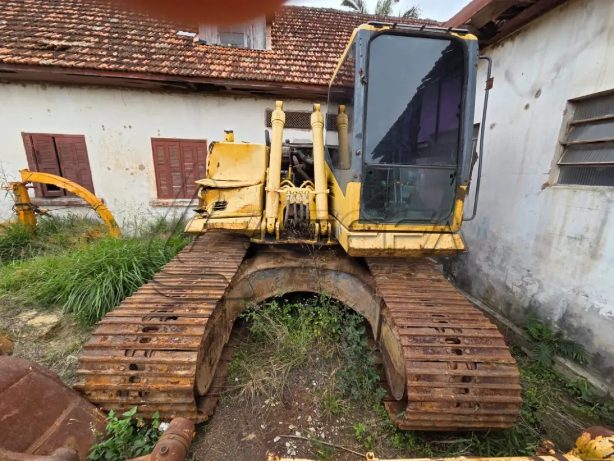LOTE 008 - UMA ESCAVADEIRA KOMATSU, ANO 2010, PLACAS ISX-4233