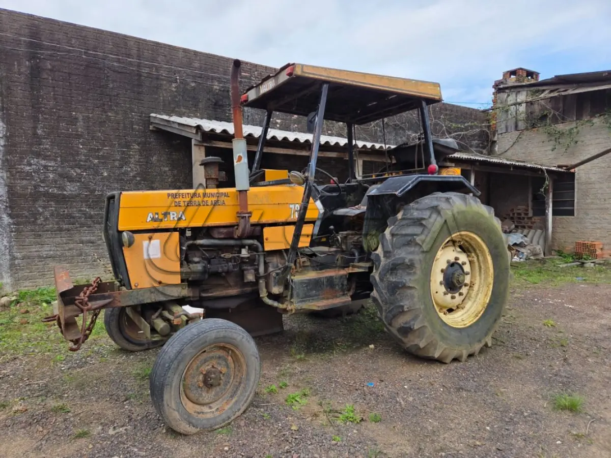 LOTE 003 - UM TRATOR VALTRA/VALMET,785, DIESEL, AMARELO, ANO 2001