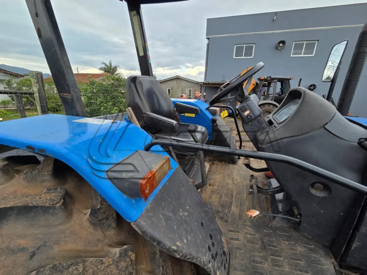 LOTE 013 - TRATOR NEW HOLLAND TL 75E, 4X4, DIESEL, AZUL, ANO2013