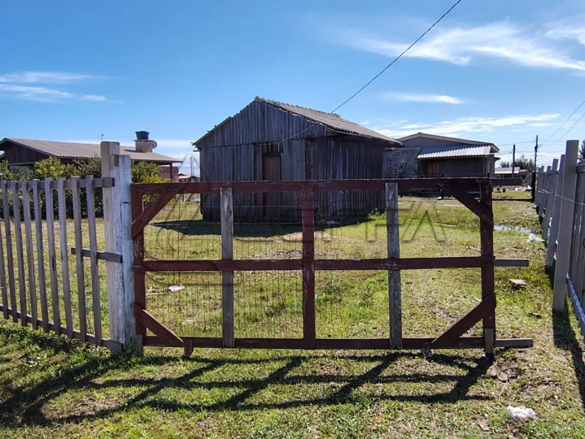 LOTE 001 - UMA CASA DE MADEIRA, DE ESQUINA, (NÃO AVERBADA NA MATRÍCULA) CONSTRUÍDA SOBRE O LOTE N°1 DA QUADRA F-14, BALNEÁRIO MAGISTÉRIO, NO MUNICÍPIO DE BALNEÁRIO PINHAL/RS