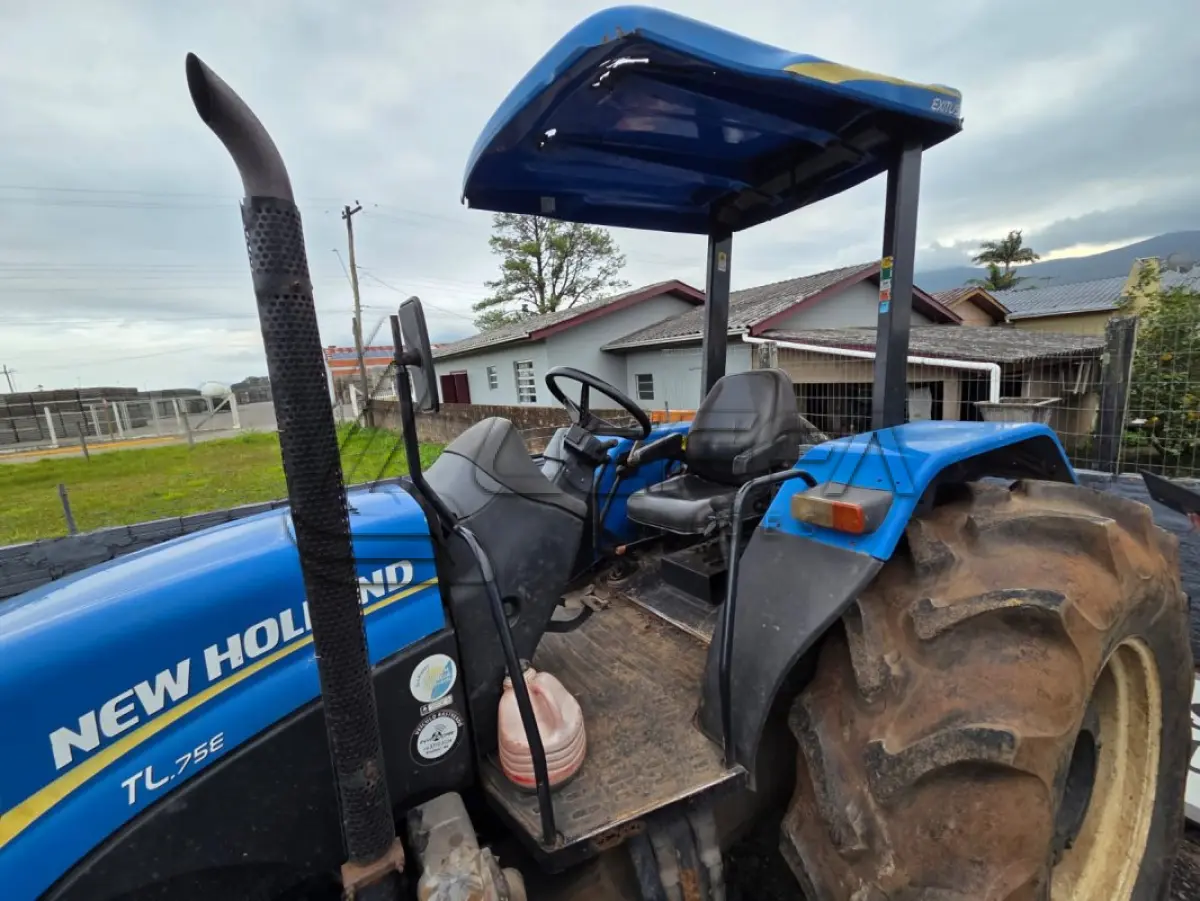LOTE 013 - TRATOR NEW HOLLAND TL 75E, 4X4, DIESEL, AZUL, ANO2013