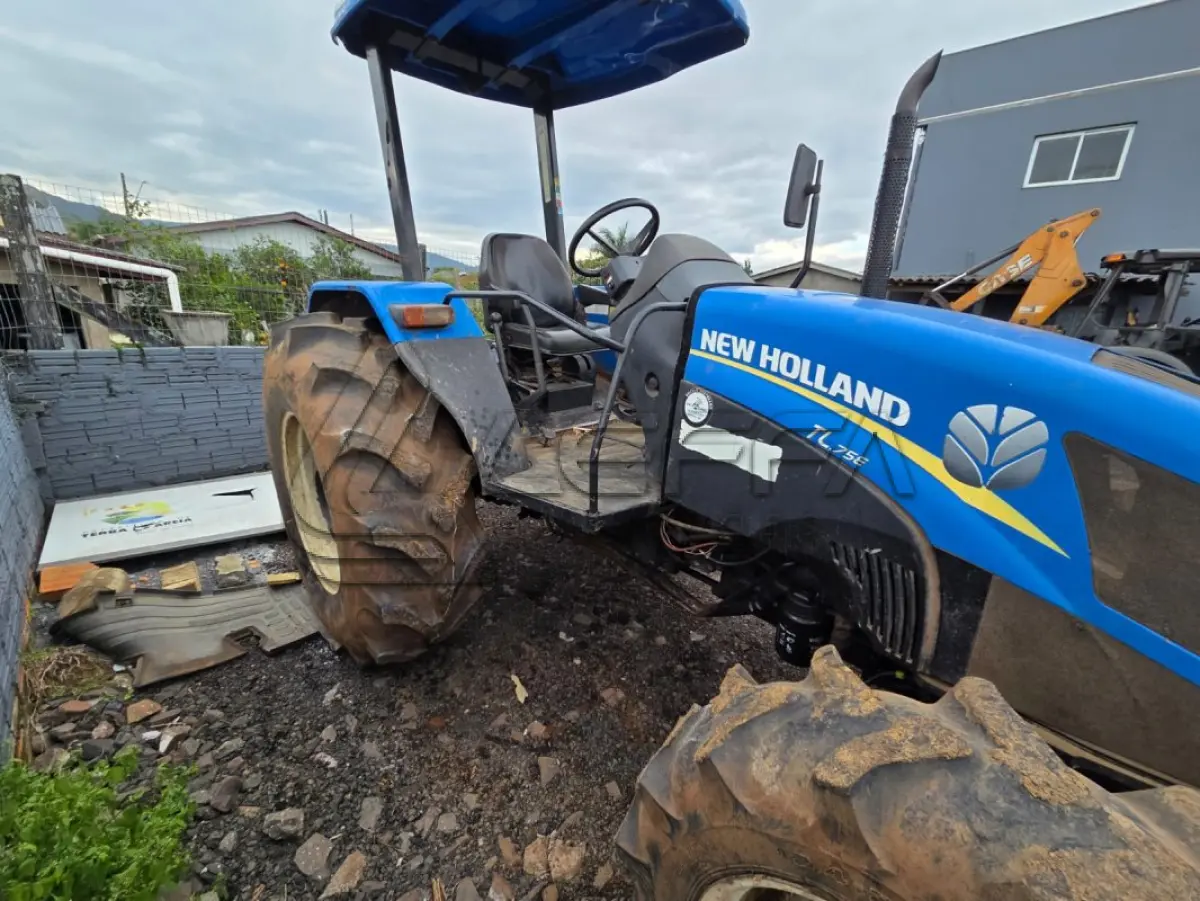 LOTE 013 - TRATOR NEW HOLLAND TL 75E, 4X4, DIESEL, AZUL, ANO2013
