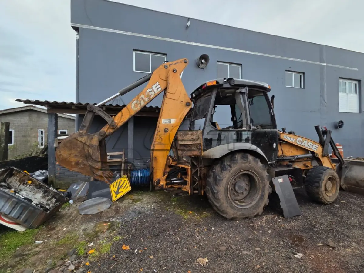LOTE 012 - RETROESCAVADEIRA CASE 580N, ANO E MODELO 2018