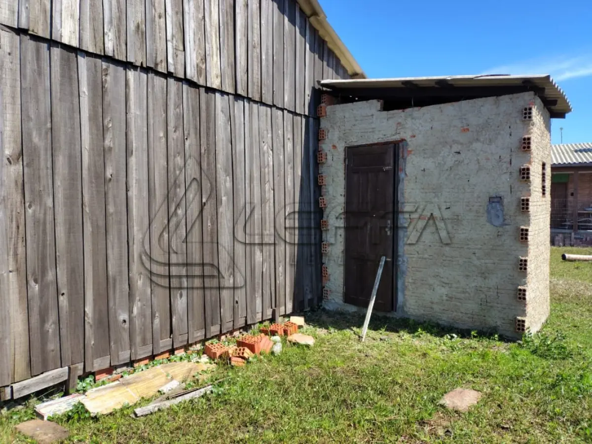 LOTE 001 - UMA CASA DE MADEIRA, DE ESQUINA, (NÃO AVERBADA NA MATRÍCULA) CONSTRUÍDA SOBRE O LOTE N°1 DA QUADRA F-14, BALNEÁRIO MAGISTÉRIO, NO MUNICÍPIO DE BALNEÁRIO PINHAL/RS
