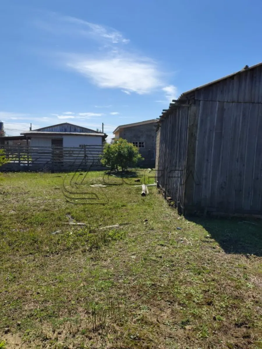 LOTE 001 - UMA CASA DE MADEIRA, DE ESQUINA, (NÃO AVERBADA NA MATRÍCULA) CONSTRUÍDA SOBRE O LOTE N°1 DA QUADRA F-14, BALNEÁRIO MAGISTÉRIO, NO MUNICÍPIO DE BALNEÁRIO PINHAL/RS