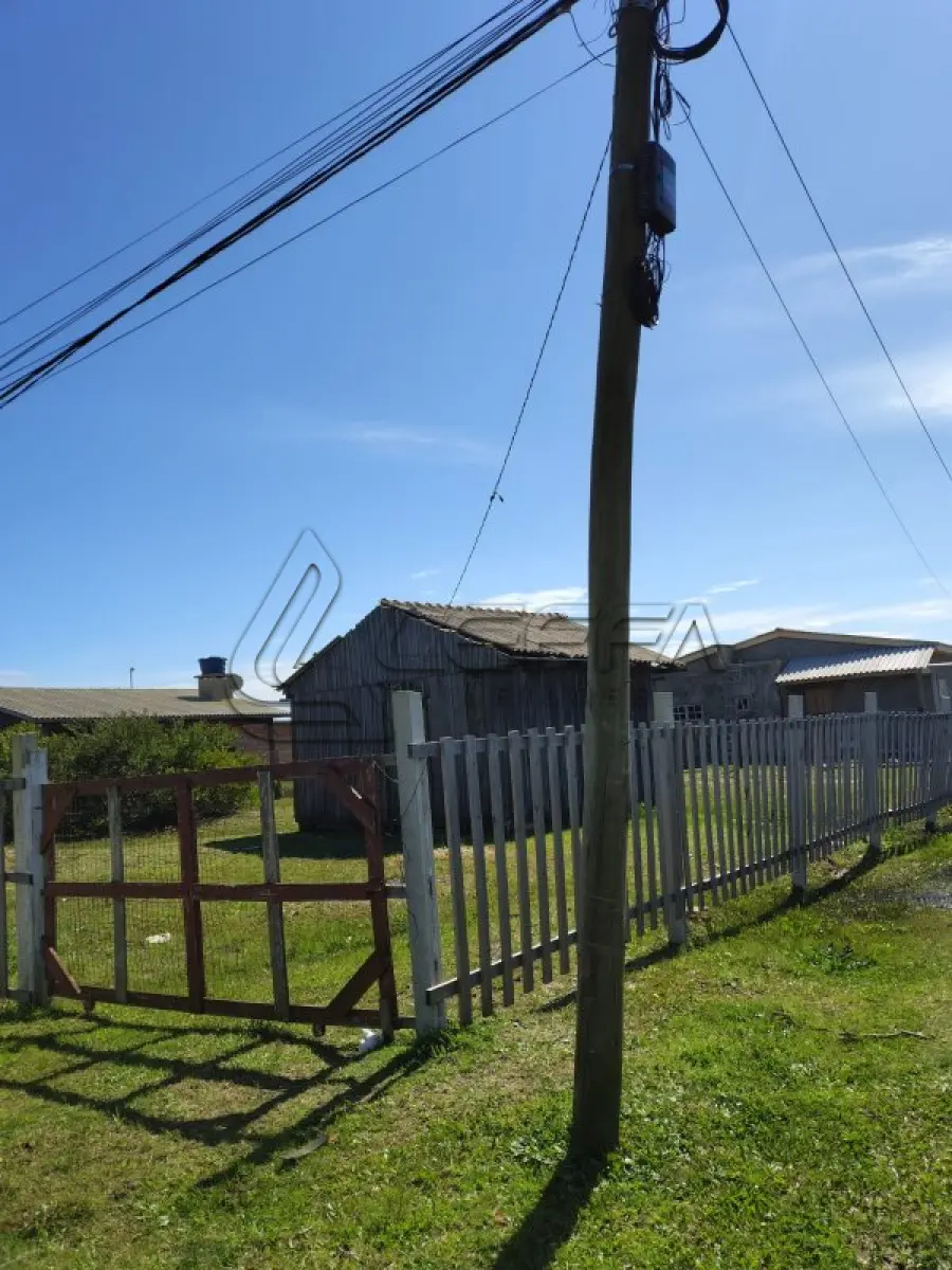 LOTE 001 - UMA CASA DE MADEIRA, DE ESQUINA, (NÃO AVERBADA NA MATRÍCULA) CONSTRUÍDA SOBRE O LOTE N°1 DA QUADRA F-14, BALNEÁRIO MAGISTÉRIO, NO MUNICÍPIO DE BALNEÁRIO PINHAL/RS
