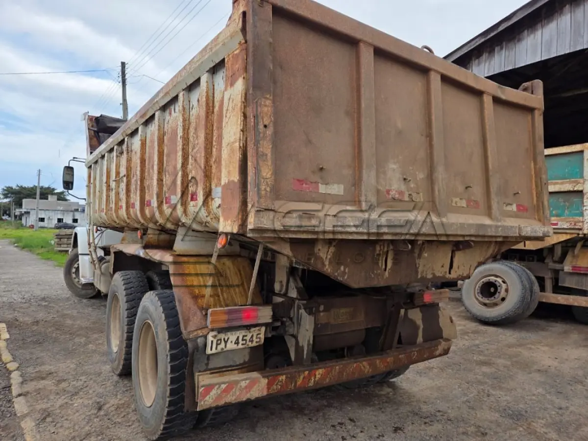 LOTE 015 - UM CAMINHÃO CAÇAMBA M/BENZ L 1620, ANO E MODELO2009, PLACAS IPY-4545