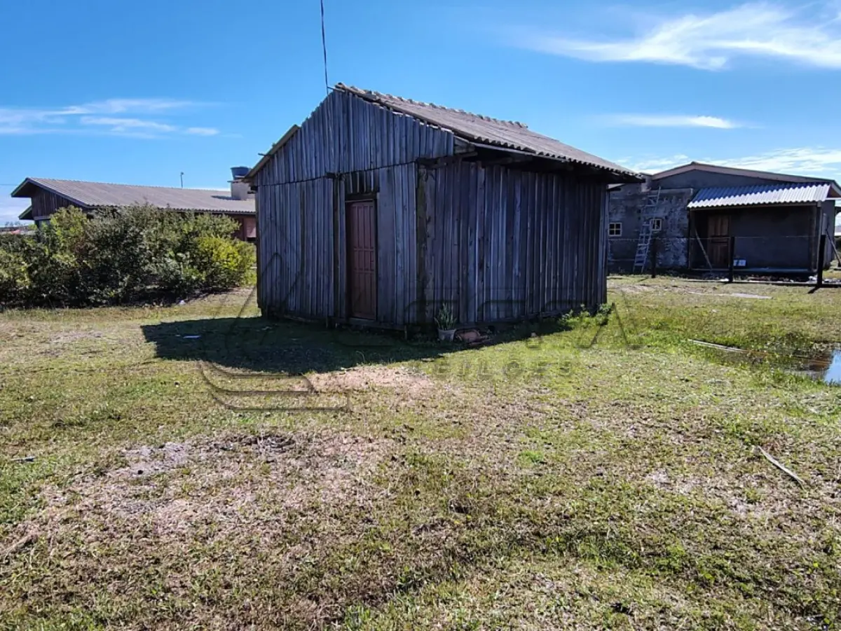 LOTE 001 - UMA CASA DE MADEIRA, DE ESQUINA, (NÃO AVERBADA NA MATRÍCULA) CONSTRUÍDA SOBRE O LOTE N°1 DA QUADRA F-14, BALNEÁRIO MAGISTÉRIO, NO MUNICÍPIO DE BALNEÁRIO PINHAL/RS