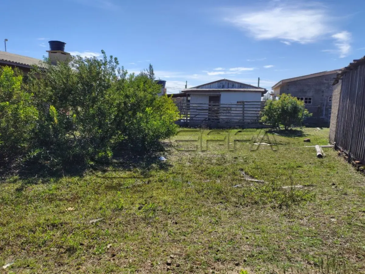 LOTE 001 - UMA CASA DE MADEIRA, DE ESQUINA, (NÃO AVERBADA NA MATRÍCULA) CONSTRUÍDA SOBRE O LOTE N°1 DA QUADRA F-14, BALNEÁRIO MAGISTÉRIO, NO MUNICÍPIO DE BALNEÁRIO PINHAL/RS