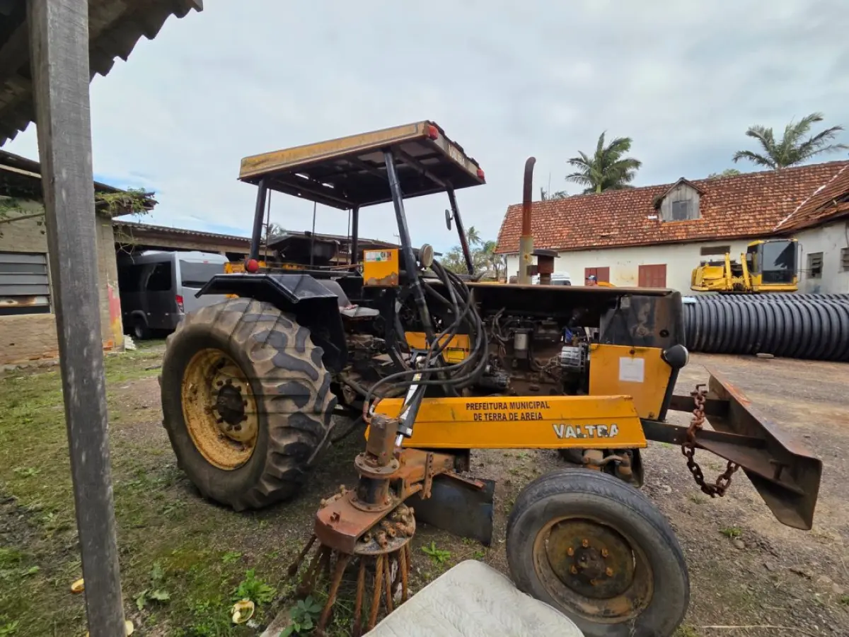 LOTE 003 - UM TRATOR VALTRA/VALMET,785, DIESEL, AMARELO, ANO 2001