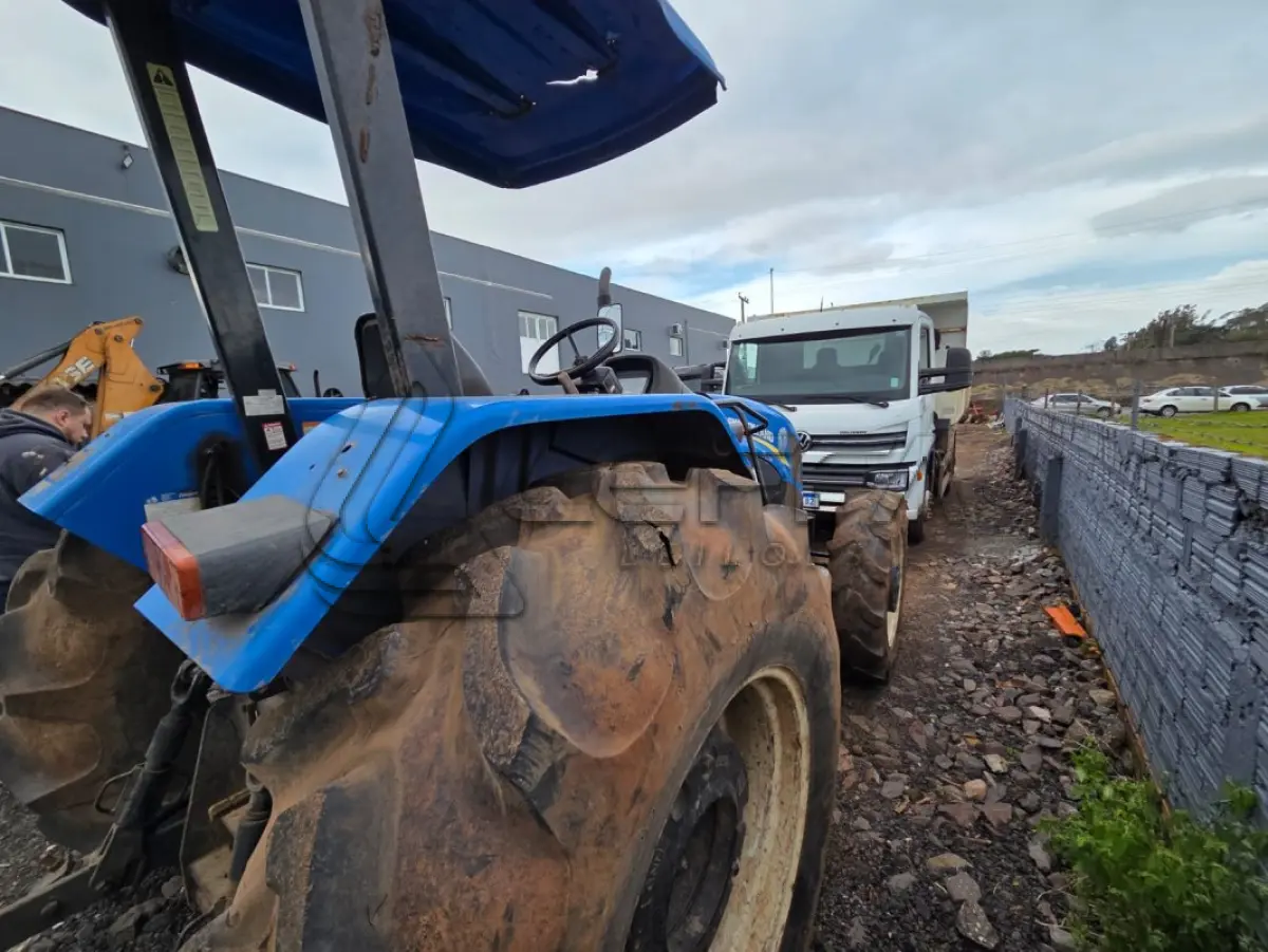 LOTE 013 - TRATOR NEW HOLLAND TL 75E, 4X4, DIESEL, AZUL, ANO2013