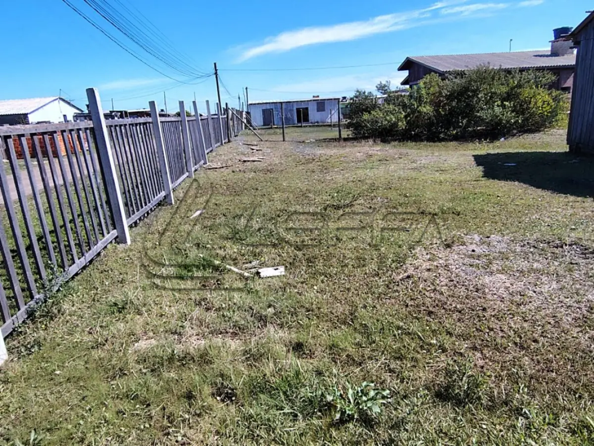 LOTE 001 - UMA CASA DE MADEIRA, DE ESQUINA, (NÃO AVERBADA NA MATRÍCULA) CONSTRUÍDA SOBRE O LOTE N°1 DA QUADRA F-14, BALNEÁRIO MAGISTÉRIO, NO MUNICÍPIO DE BALNEÁRIO PINHAL/RS